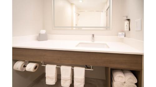 holiday inn express and suites indianapolis east by ihg