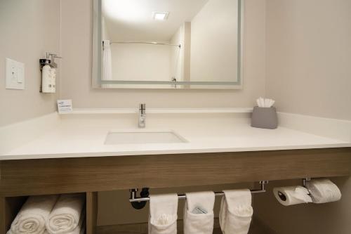 holiday inn express and suites indianapolis east by ihg