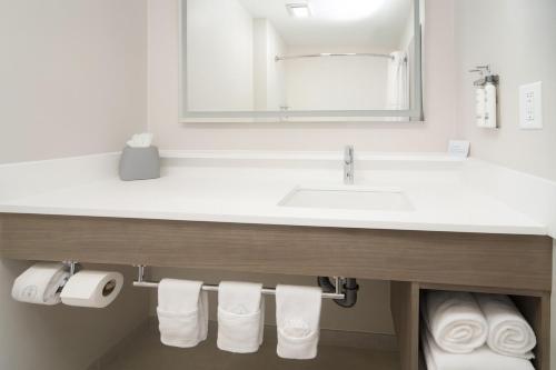 holiday inn express and suites indianapolis east by ihg