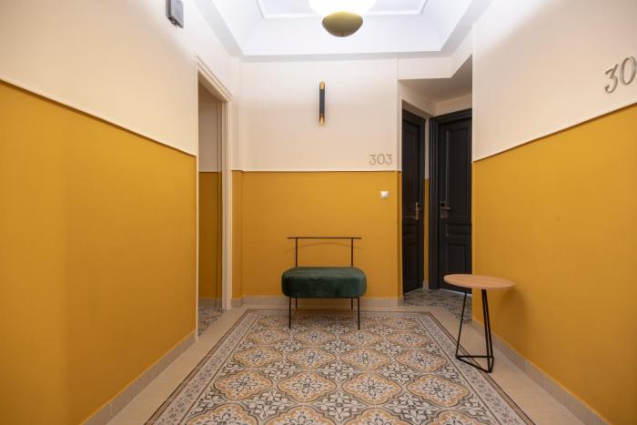 athens market portrait