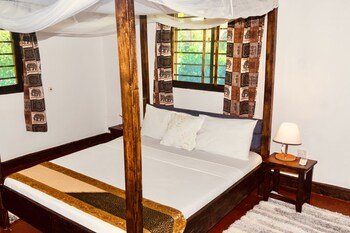 villa dora and holly