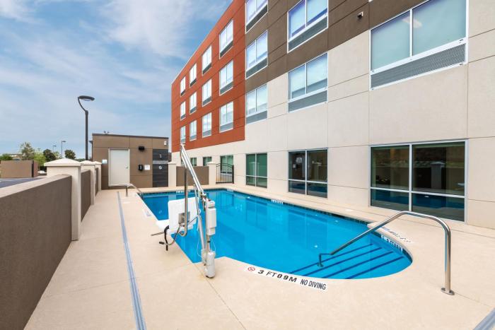 holiday inn express and suites greenville taylors