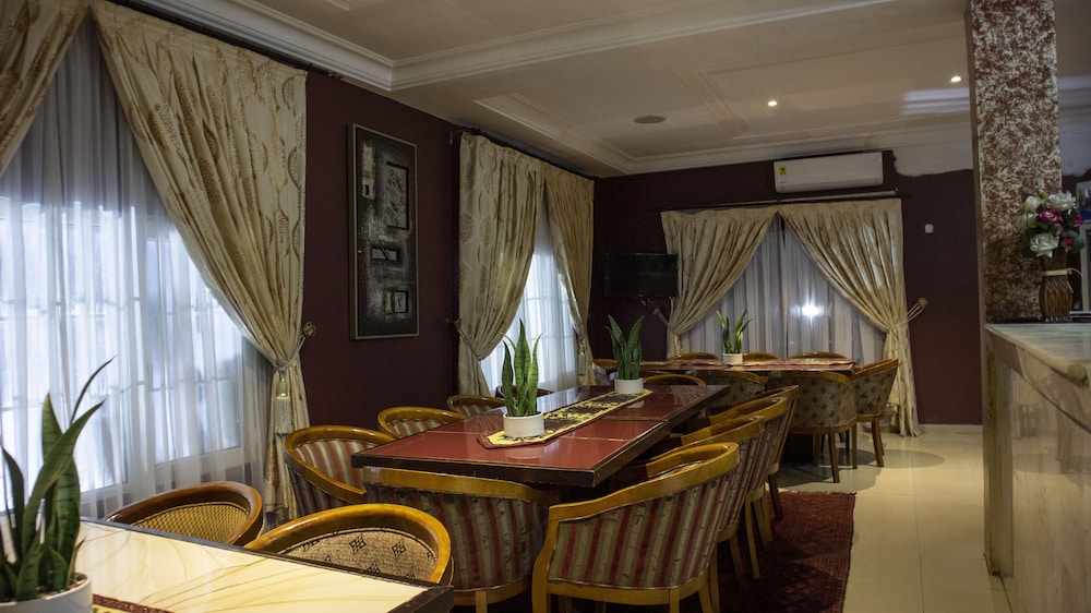 his majestys hotel and apartments