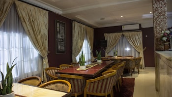 his majestys hotel and apartments