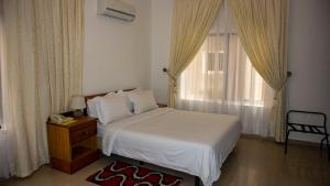 his majestys hotel and apartments