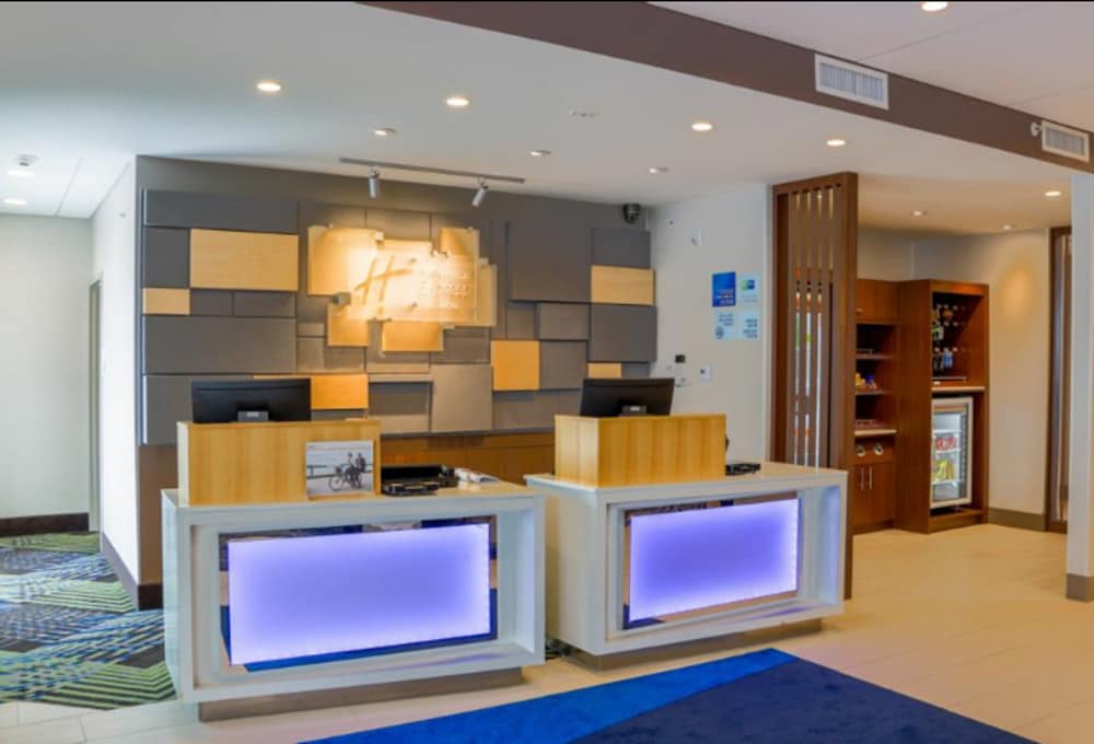 holiday inn express and suites detroit north rosev