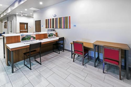 holiday inn express and suites houston n downtown