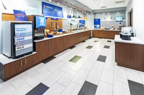 holiday inn express and suites houston n downtown