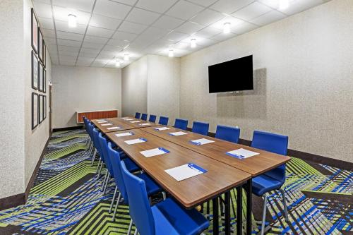 holiday inn express and suites houston n downtown