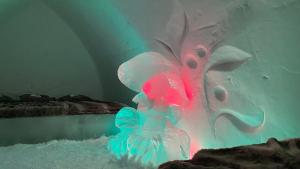 arctic snowhotel and glass igloos