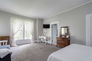 hatch house bed and breakfast
