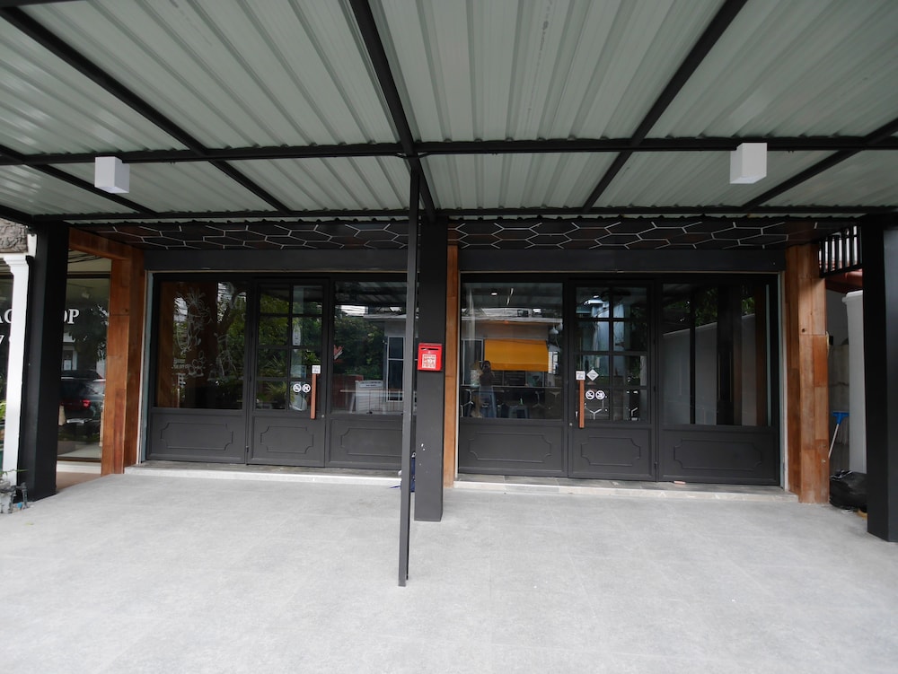 ray coffee bar and hostel adults only