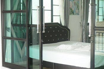 chaiyai river front hotel