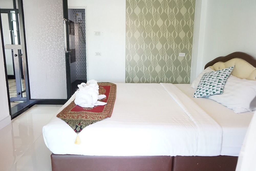chaiyai river front hotel