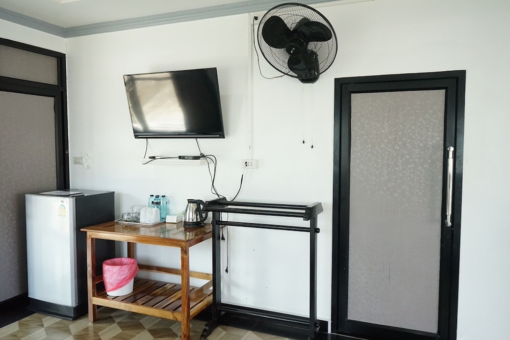 chaiyai river front hotel