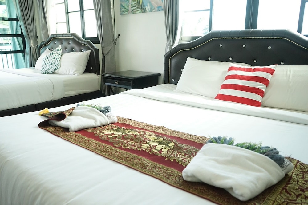 chaiyai river front hotel