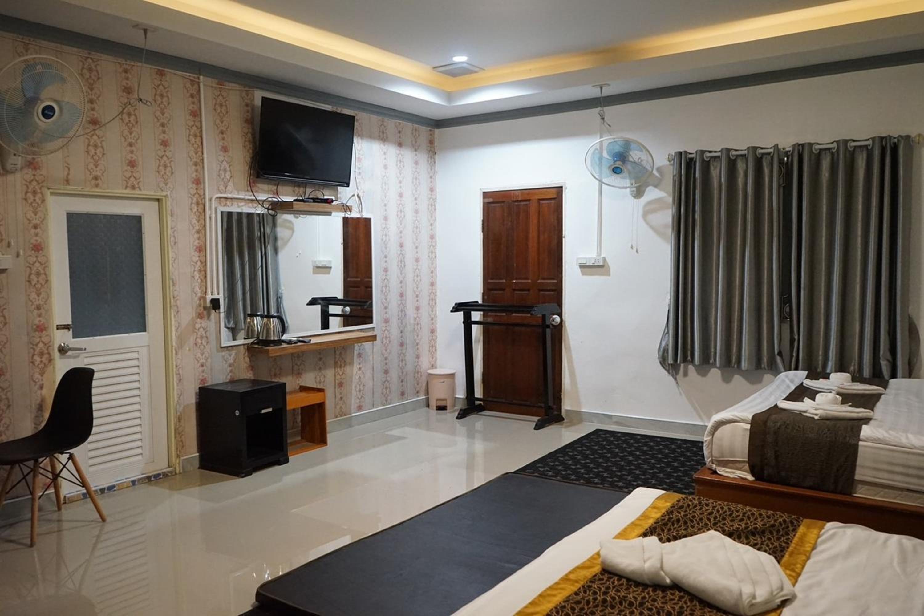 chaiyai river front hotel