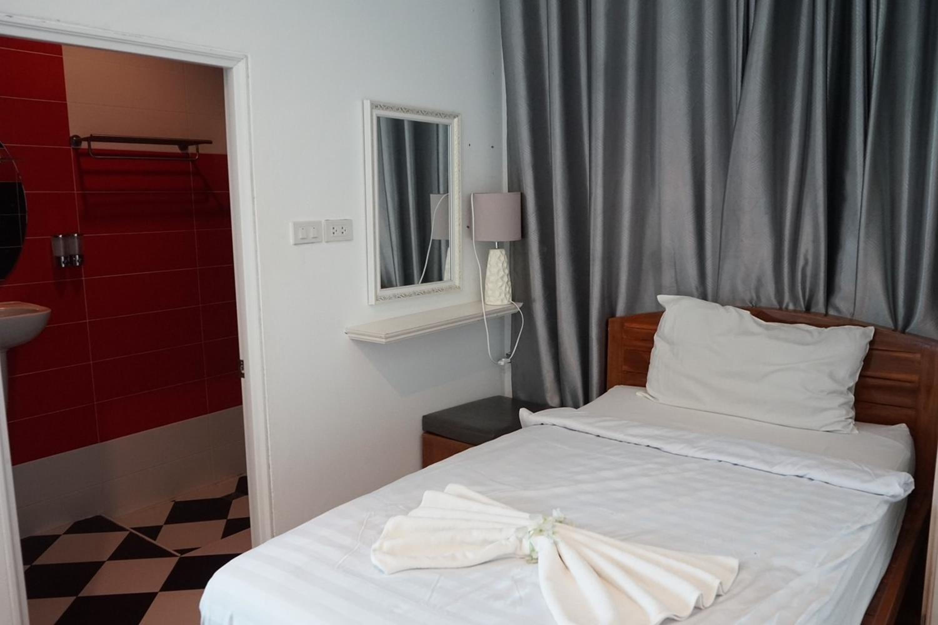 chaiyai river front hotel