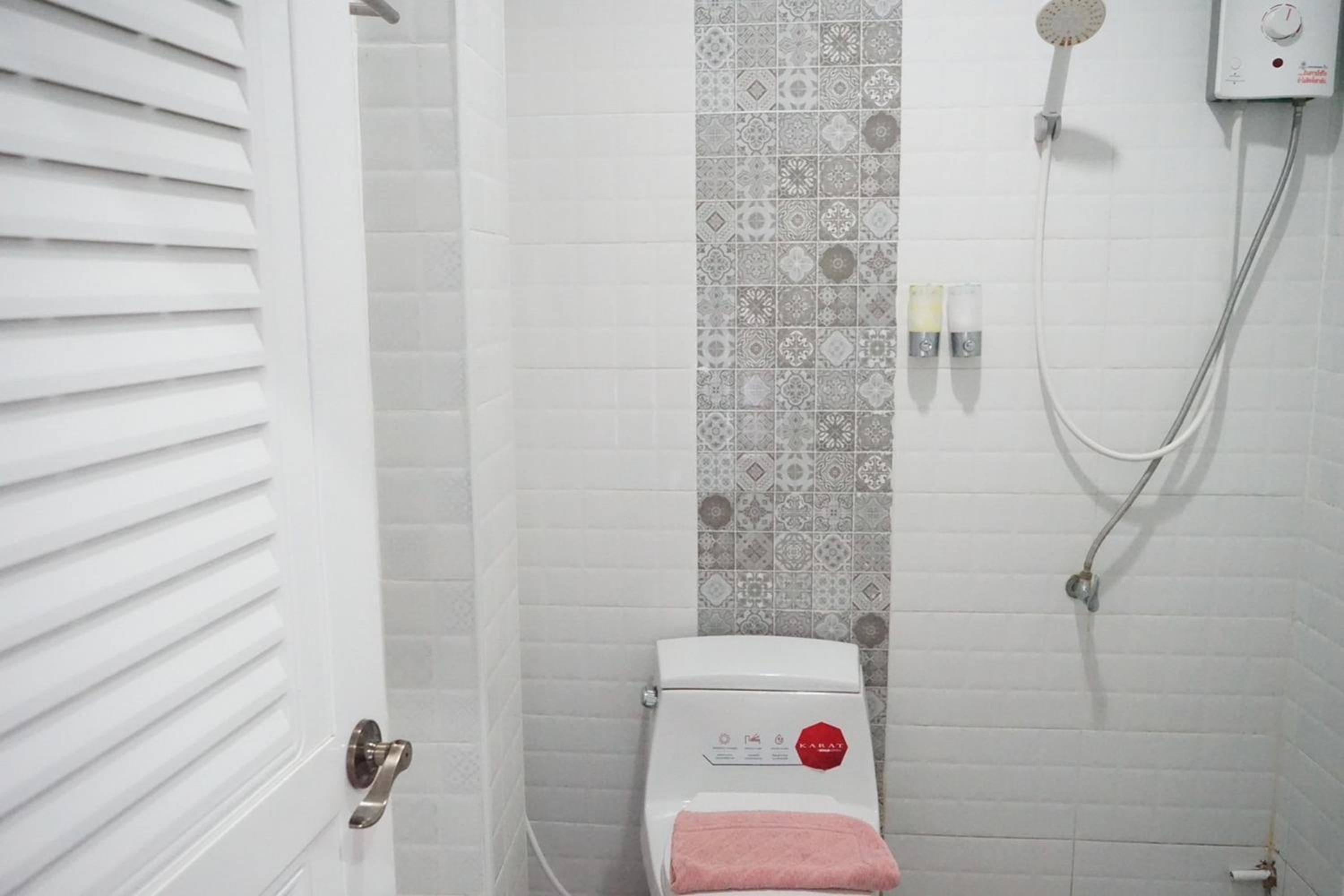 chaiyai river front hotel