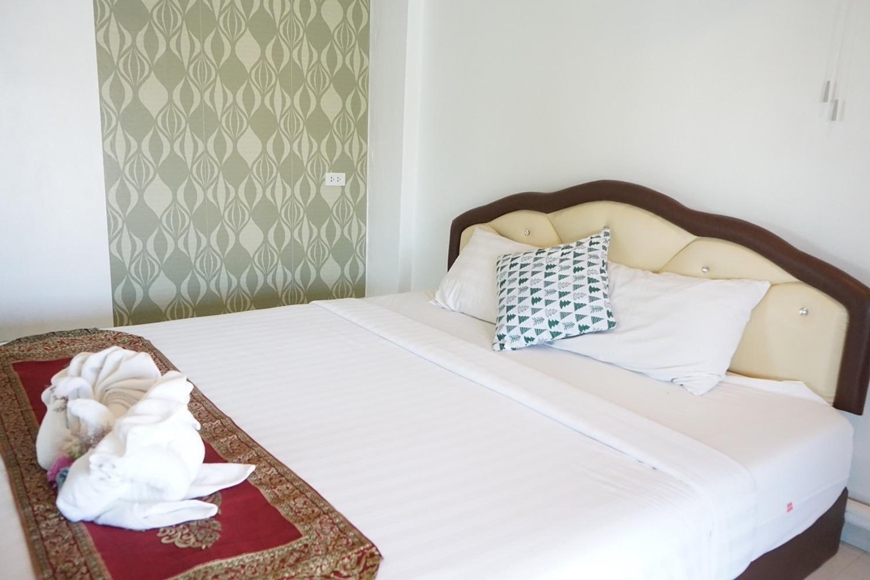 chaiyai river front hotel