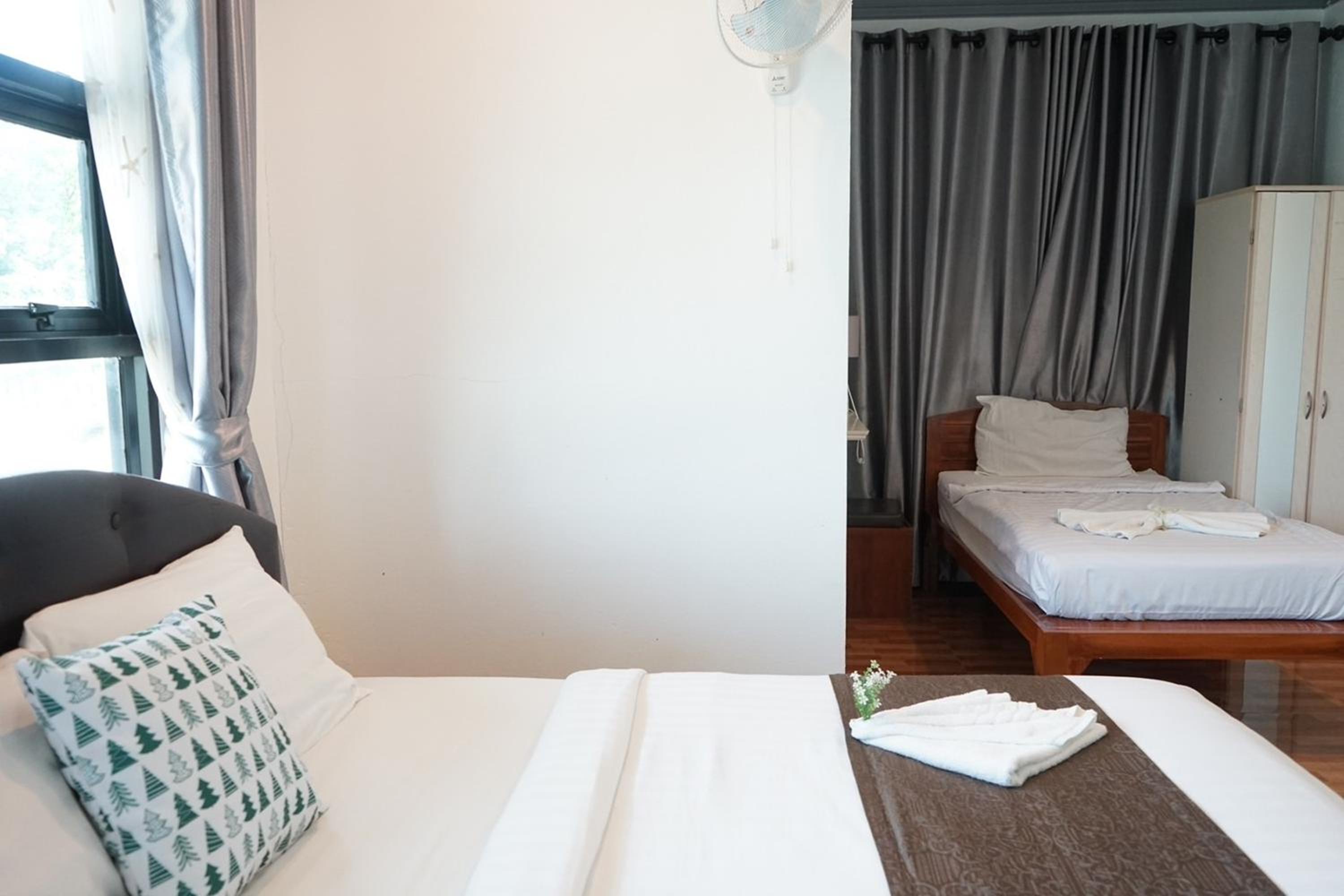 chaiyai river front hotel