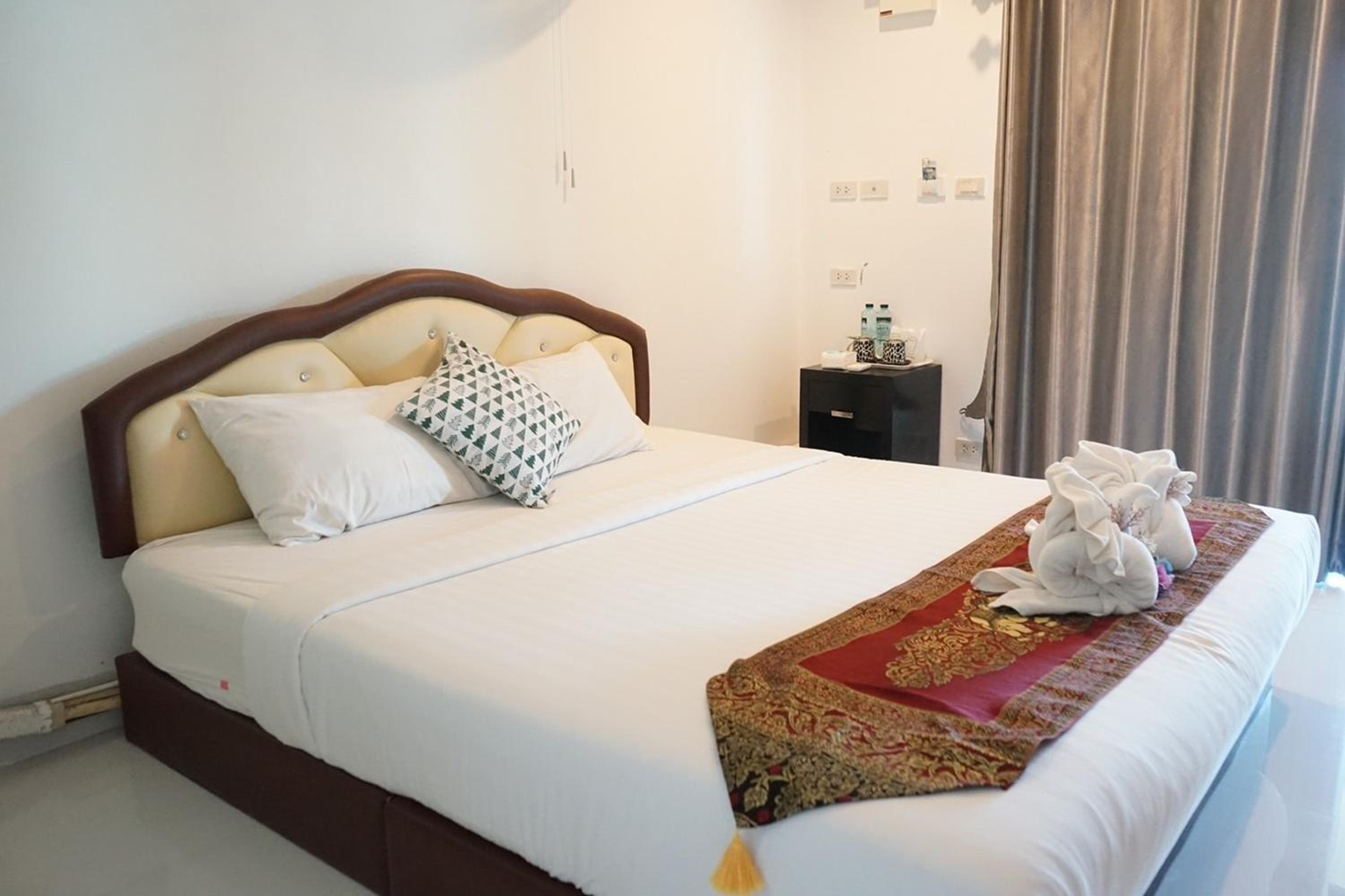 chaiyai river front hotel