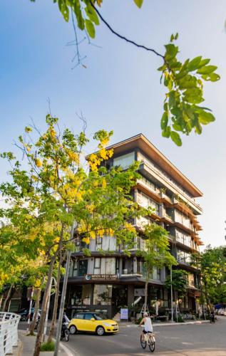 moon west lake hotel and residence