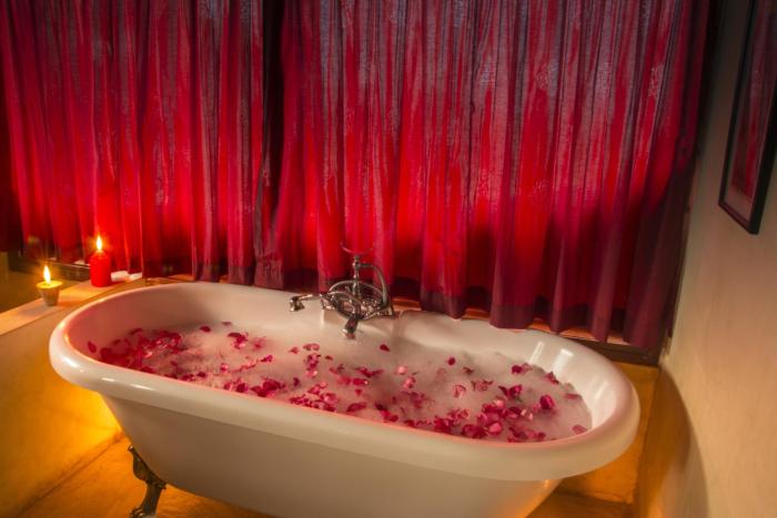 ihamba lakeside safari lodge