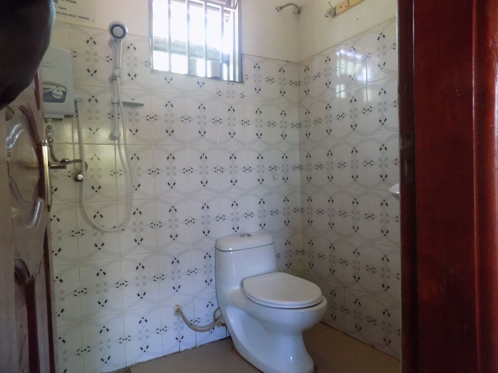 deluxe hotel ishaka