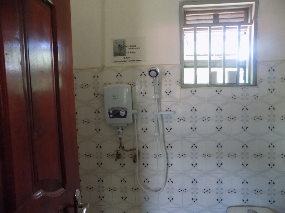 deluxe hotel ishaka