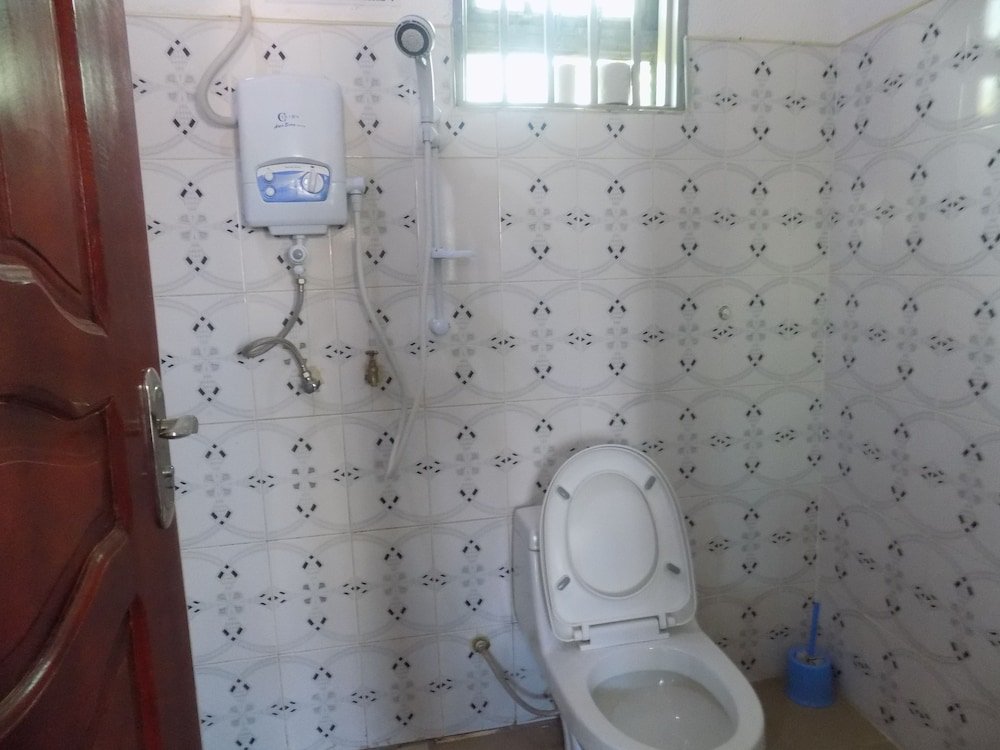 deluxe hotel ishaka