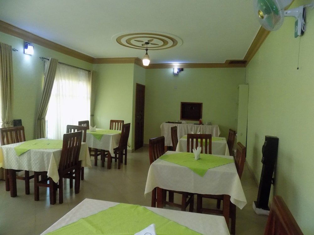 deluxe hotel ishaka