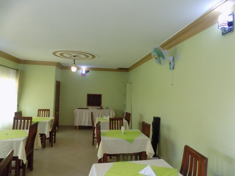 deluxe hotel ishaka