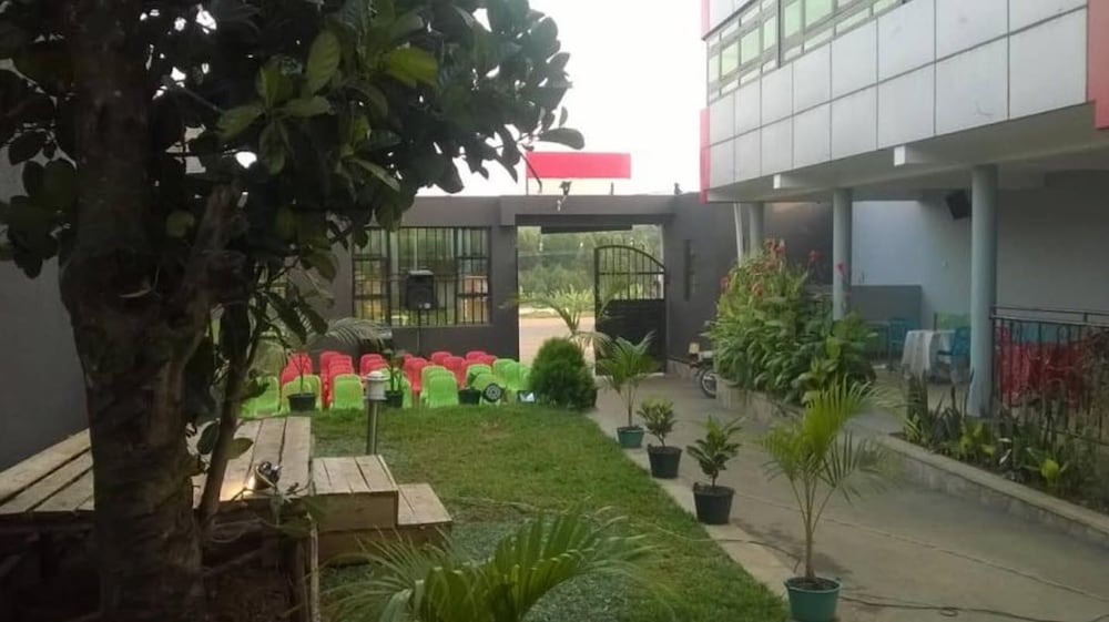 leisure village hotel