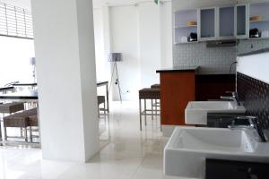 arawa travellers inn makassar hostel