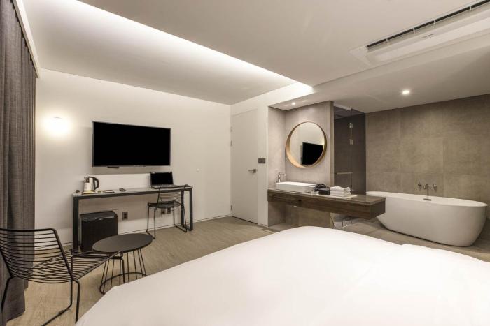 h hotel