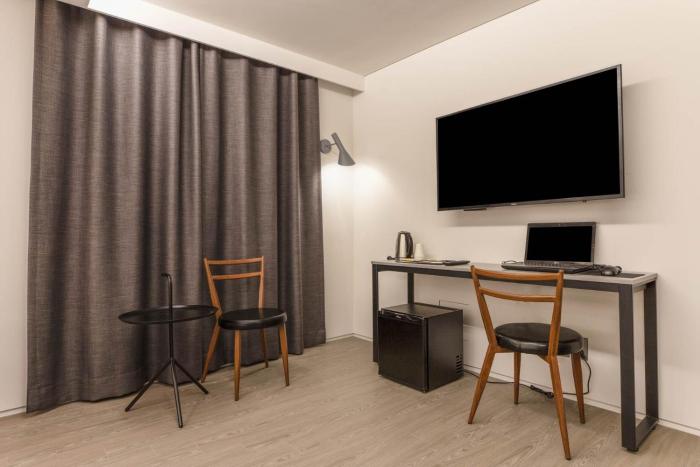 h hotel