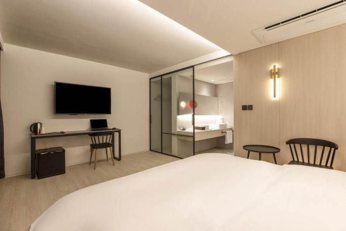 h hotel