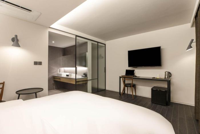 h hotel