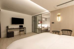 h hotel