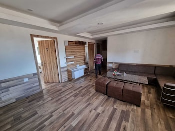 Divine Home Stay,Mussorie-Chamba Road Burans Khanda Dhanaulti 248009,3 star