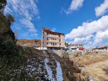 Divine Home Stay,Mussorie-Chamba Road Burans Khanda Dhanaulti 248009,3 star