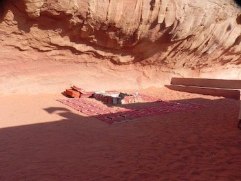 explore wadi rum camp