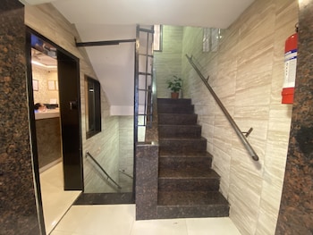 hotel apsara near jj hospital