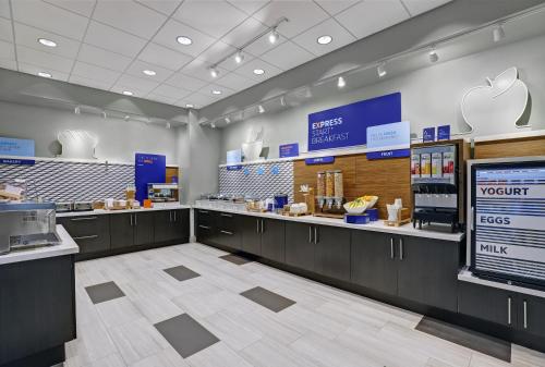 holiday inn express kingston west an ihg hotel