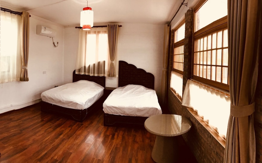 manhongs private courtyard