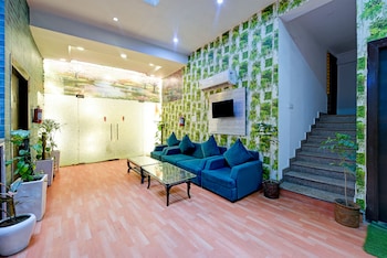 Hotel The White Sand Suites,Khasra 804/2 Mani Vasant Kunj Road Near Maruti Showroom New Delhi Mahipalpur 110037 Delhi,4 star