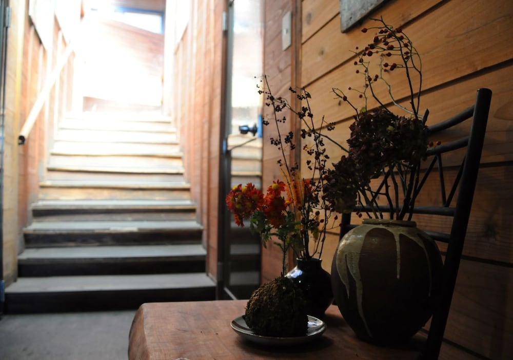 guest house pole pole