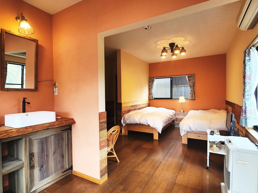 guest house pole pole