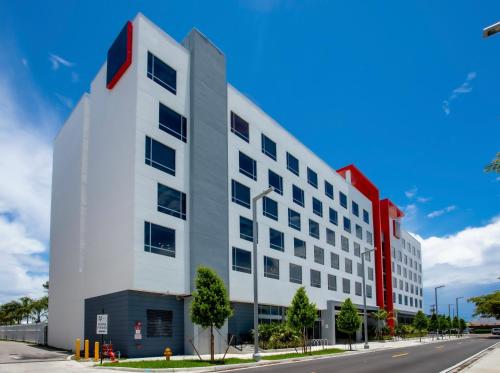 radisson red miami airport